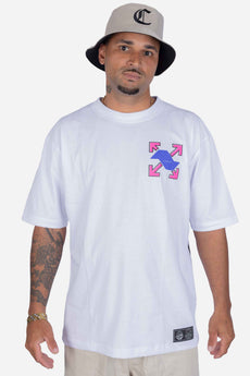 Modelo vestindo a peça: Camiseta Compton Oversized Locations Branca