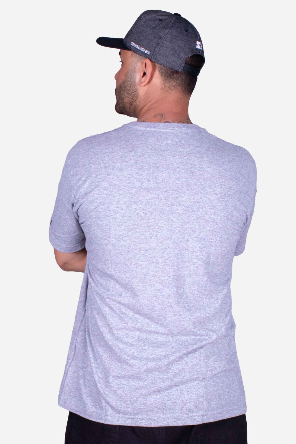 Homem usando a Camiseta Collab Starter x Compton 310 Cinza Mescla de costas, destacando o design e a cor cinza mescla.