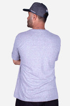 Homem usando a Camiseta Collab Starter x Compton 310 Cinza Mescla de costas, destacando o design e a cor cinza mescla.