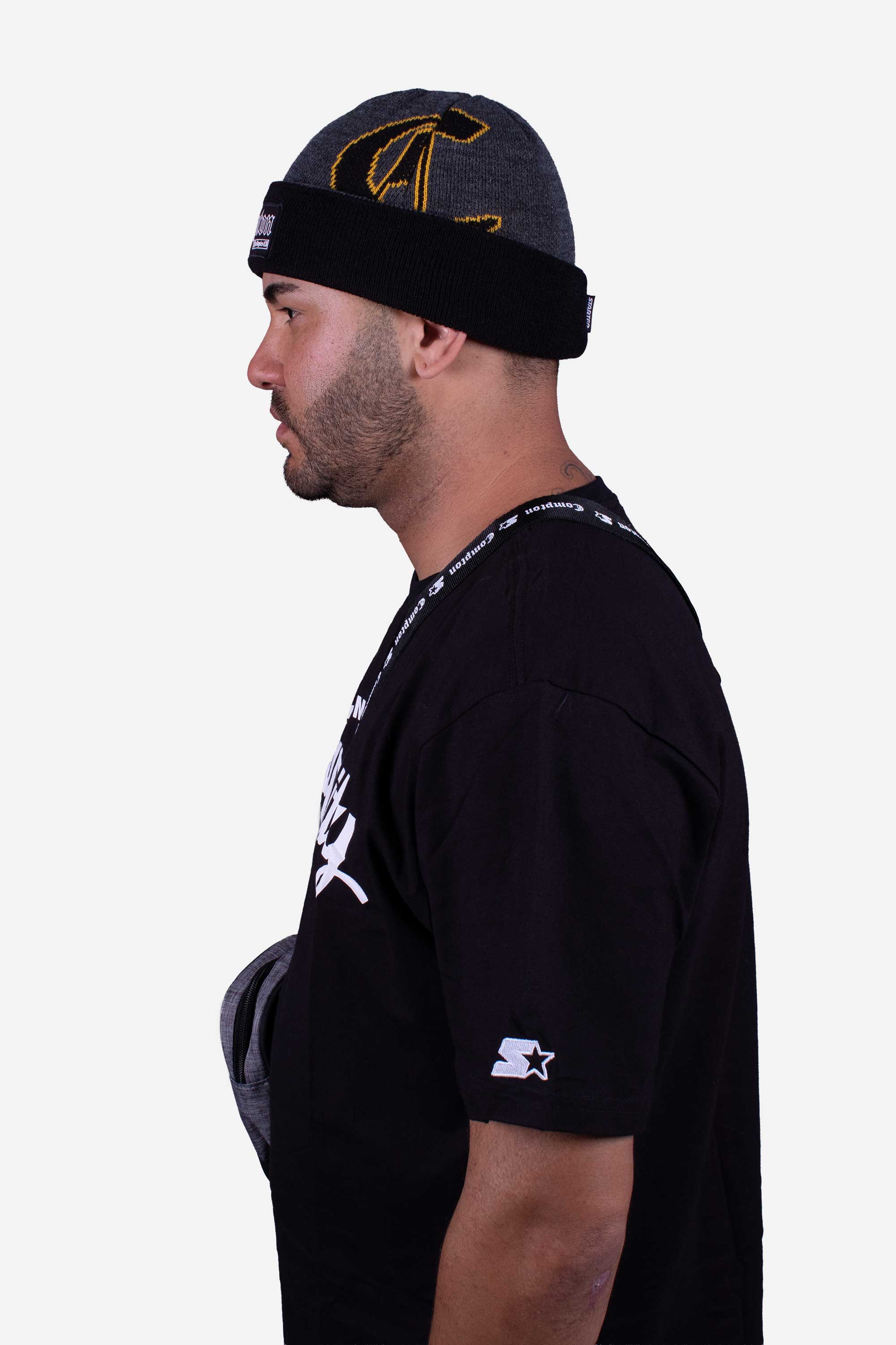 Gorro Collab Starter x Compton Capital C em estilo streetwear, modelando bicolor e com monograma 'C' em destaque.