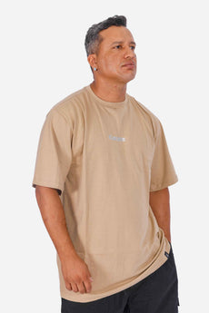 Modelo vestindo a peça: Camiseta Compton Oversized Logo Refletivo Caqui