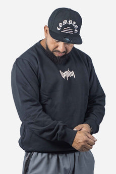 Modelo vestindo a peça: Moletom Compton Careca Gorro Preto