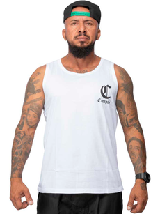 Modelo vestindo a peça: Regata Compton Logo Branca