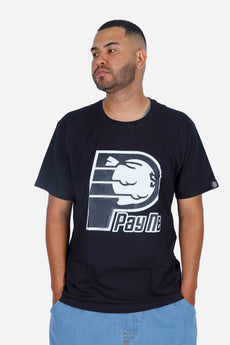 Modelo vestindo a peça: Camiseta Compton Pay Me Preta