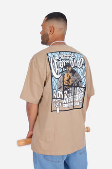 Modelo vestindo a peça: Camiseta Compton Oversized Boyz'N The Hood Caqui