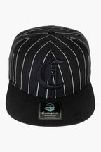 Boné Compton Aba Reta Snapback Logo Pinstripe Preto - boné preto pinstripe com logo em relevo e aba reta clássica.