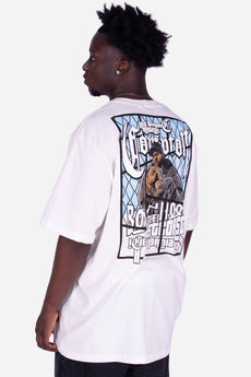 Modelo vestindo a peça: Camiseta Compton Oversized Boyz'N The Hood Off White