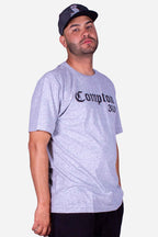 Camiseta Collab Starter x Compton 310 Cinza Mescla sendo usada por modelo em fundo branco.