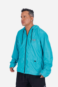 Modelo vestindo a peça: Jaqueta Compton Corta Vento Street Pulse Verde