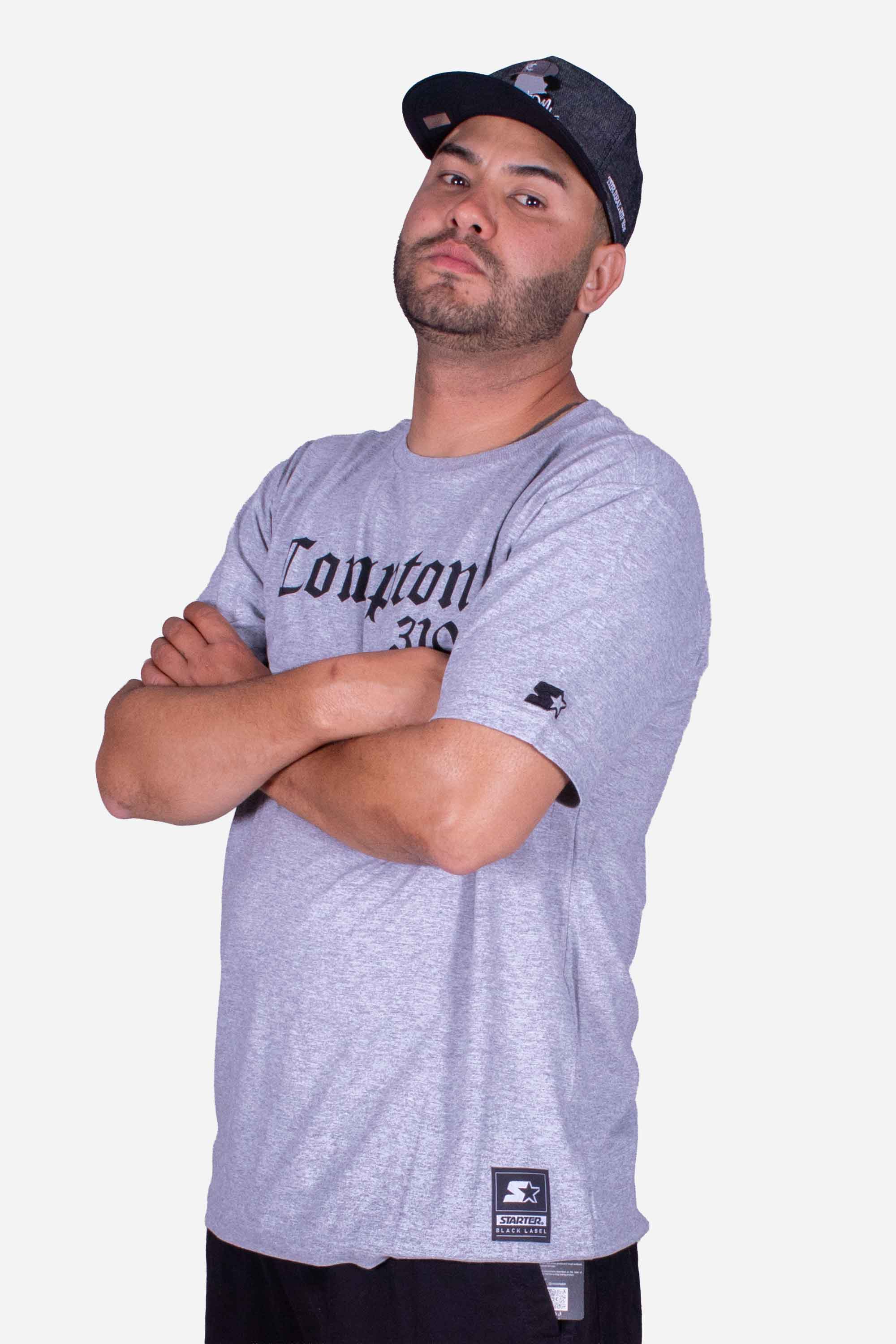 Homem posando com a Camiseta Collab Starter x Compton 310 Cinza Mescla, destacando seu design hip hop.