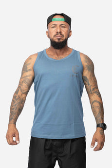 Modelo vestindo a peça: Regata Compton Logo Azul