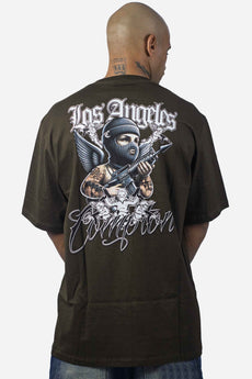 Modelo vestindo a peça: Camiseta Compton Oversized Thug Angel Café