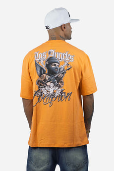 Modelo vestindo a peça: Camiseta Compton Oversized Thug Angel Laranja