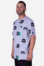 Modelo vestindo a Camiseta Collab Starter x Compton Cap Cinza Mescla com estampa de bonés.