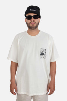 Modelo vestindo a peça: Camiseta Compton Oversized Eric Wright Tribute Off White