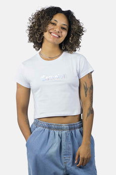 Modelo vestindo a peça: Cropped Compton Logo holográfico Branco