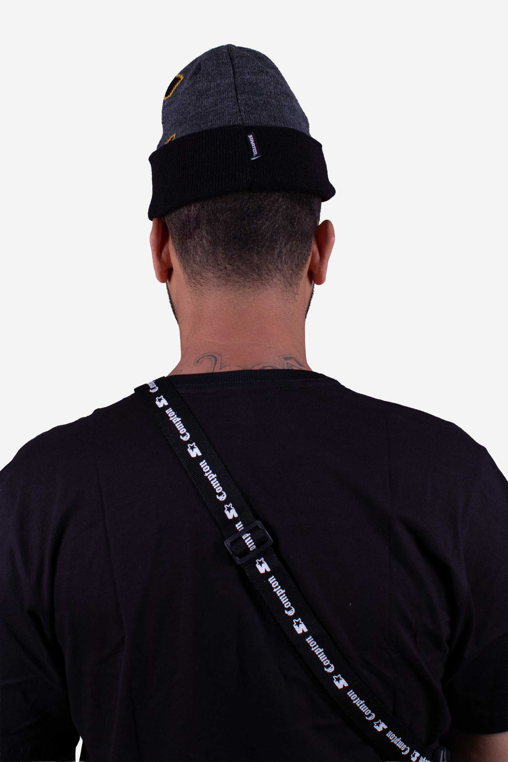 Gorro Collab Starter x Compton Capital C em uso, mostrando design bicolor e estilo streetwear autêntico.