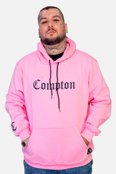 Modelo vestindo a peça: Moletom Compton Canguru Classic Rosa