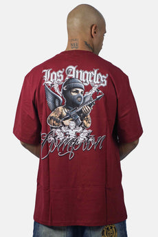 Modelo vestindo a peça: Camiseta Compton Oversized Thug Angel Vinho
