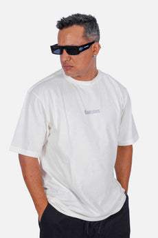 Modelo vestindo a peça: Camiseta Compton Oversized Logo Refletivo Off White