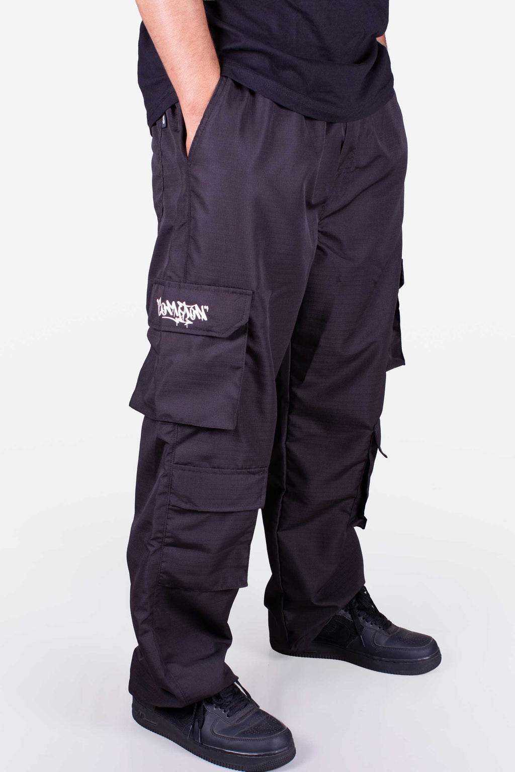 Calça Cargo Compton 8 Bolsos Elástico Ripstop Preta, modelo com 8 bolsos e caimento reto para estilo street.