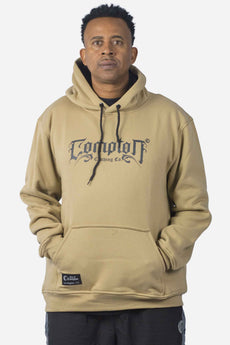 Modelo vestindo a peça: Moletom Compton Canguru Medieval Caqui