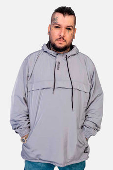 Modelo vestindo a peça: Jaqueta Compton Yourself Anorak Cinza