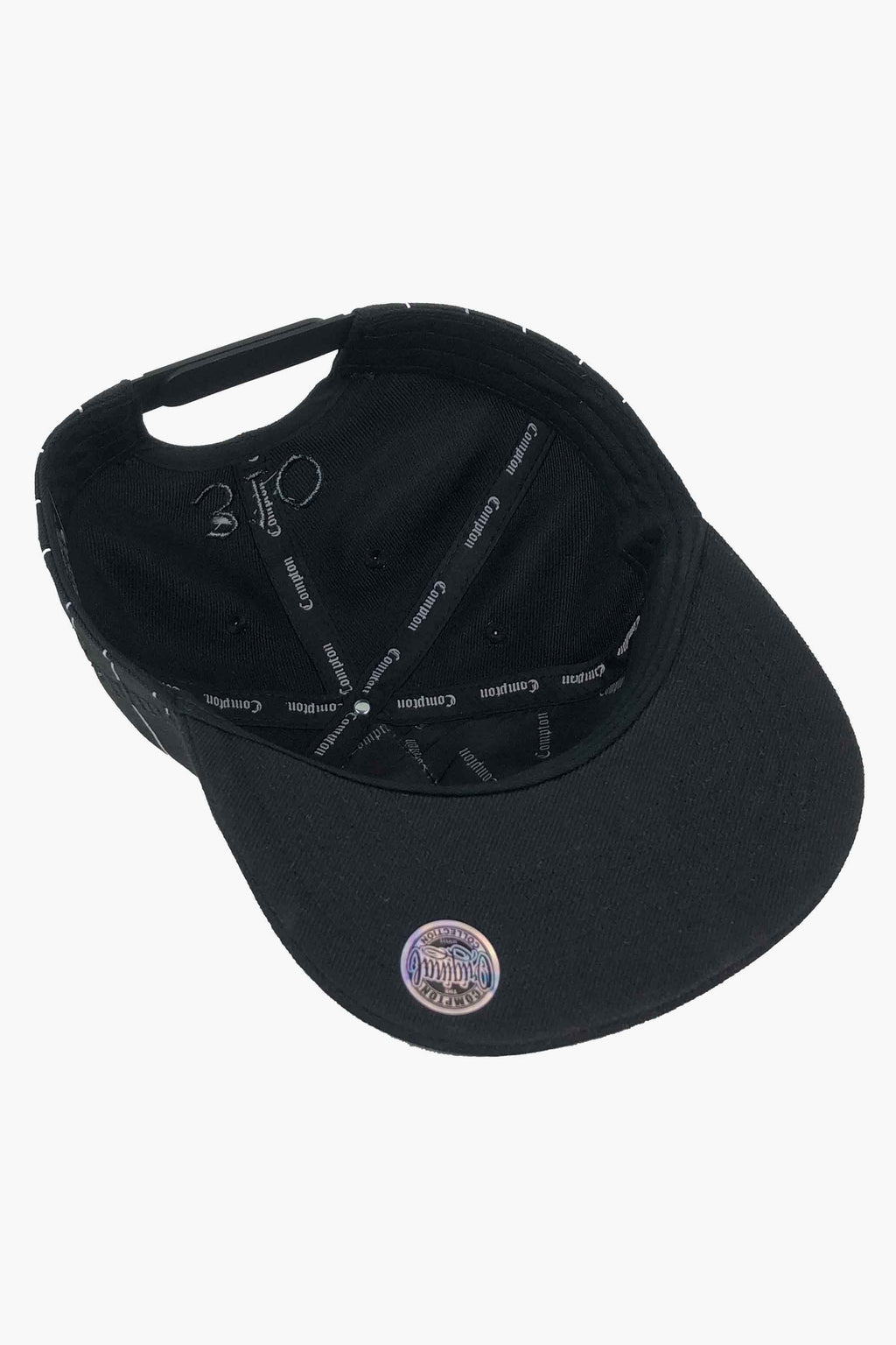 Boné Compton Aba Reta Snapback Logo Pinstripe Preto vista interna com logotipo e aba reta clássica.