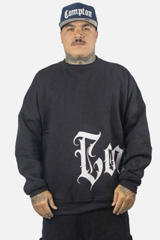 Modelo vestindo a peça: Moletom Compton Careca Morcego Medieval Preto