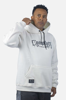 Modelo vestindo a peça: Moletom Compton Canguru Medieval Off White