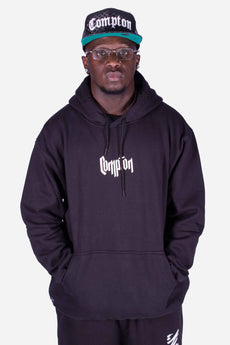 Modelo vestindo a peça: Moletom Compton Canguru Gorro Plus Preto