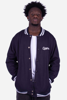 Modelo vestindo a peça: Jaqueta Compton College Bordada Azul Marinho