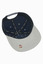 Boné Compton Aba Reta Snapback Classic Pinstripe Azul Marinho com aba clara e fechamento ajustável.