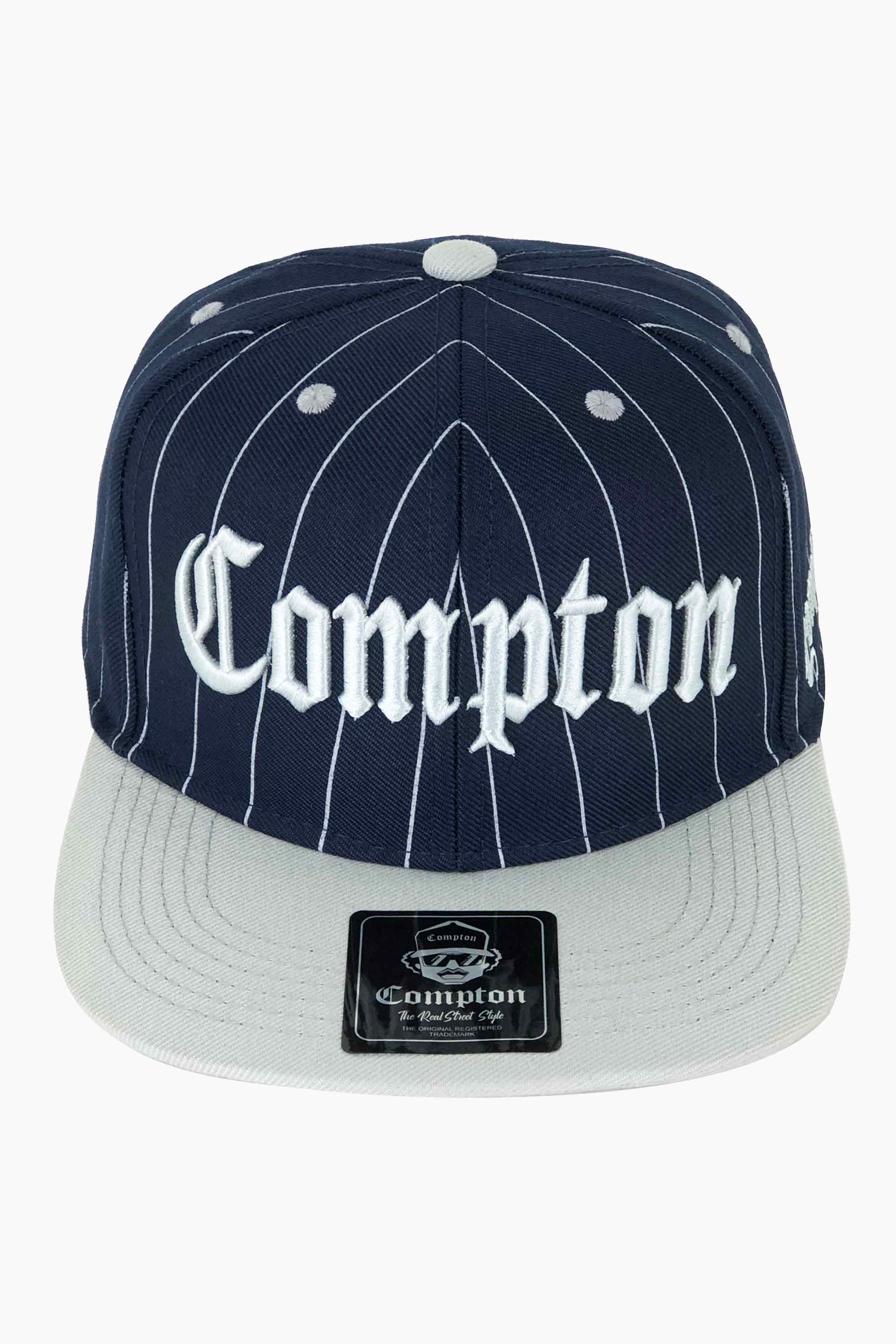 Boné Compton Aba Reta Snapback Classic Pinstripe Azul Marinho com risca de giz e fechamento ajustável.