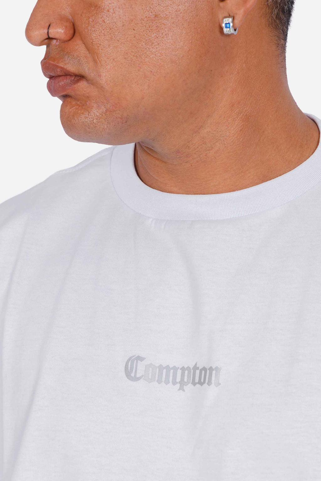 Camiseta Compton Oversized Logo Refletivo Branca