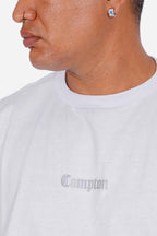 Camiseta Compton Oversized Logo Refletivo Branca