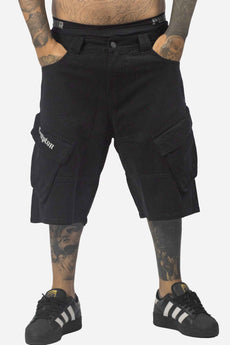 Modelo vestindo a peça: Bermuda Jeans Compton Bolso Bordado Inclinado Fole Preta