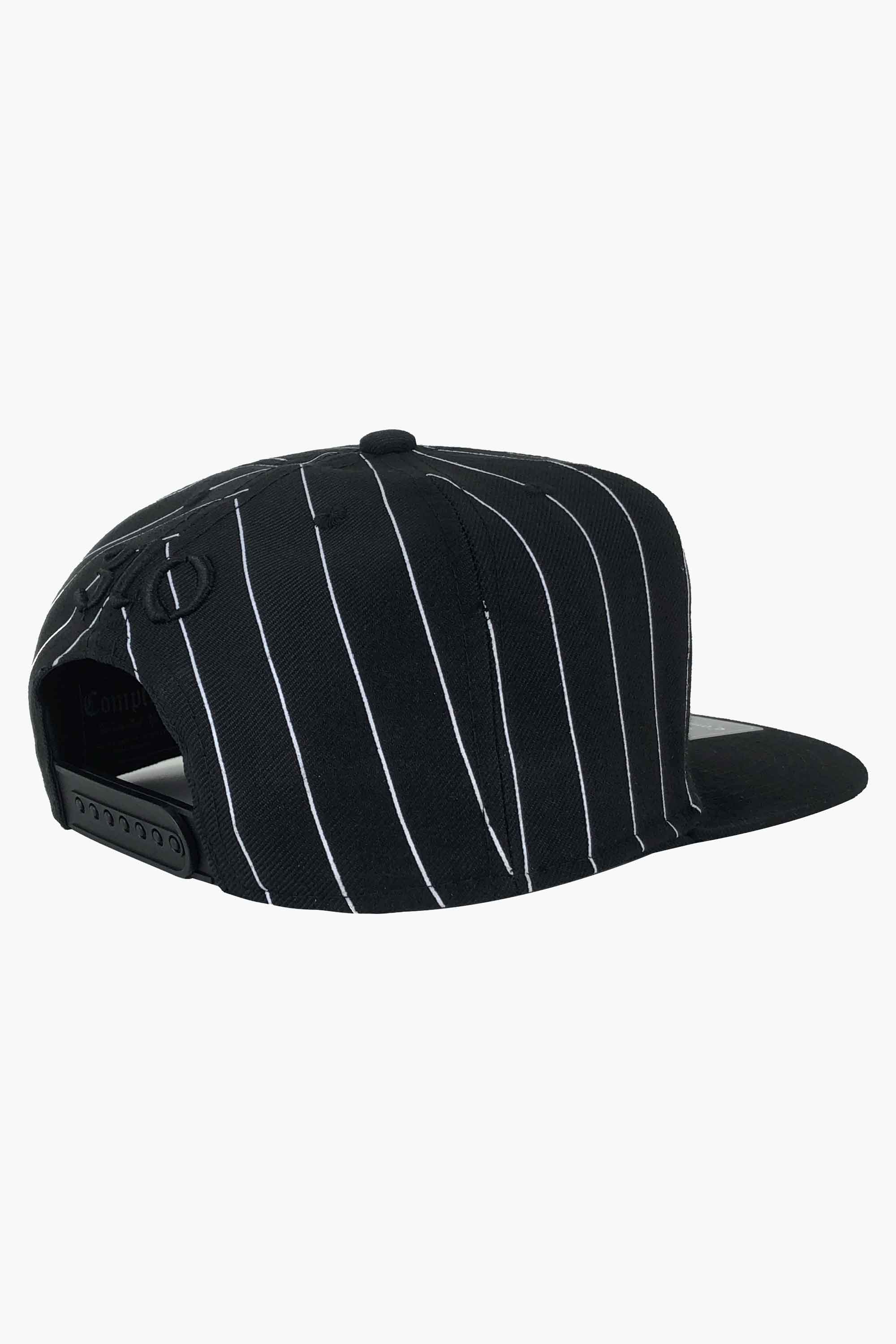 Boné Compton Aba Reta Snapback Logo Pinstripe Preto visto de trás com estilo pinstripe.
