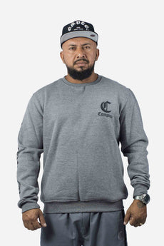 Modelo vestindo a peça: Moletom Compton Careca Logo Cinza