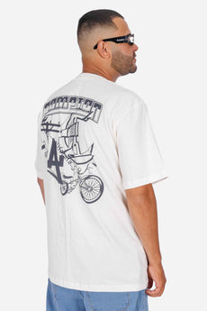 Modelo vestindo a peça: Camiseta Compton Oversized Lowbike Legacy Off White