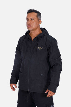 Modelo vestindo a peça: Jaqueta Compton Corta Vento Street Pulse Preta