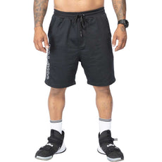 Modelo vestindo a peça: Bermuda Compton Moletinho Letter Bordada Preto