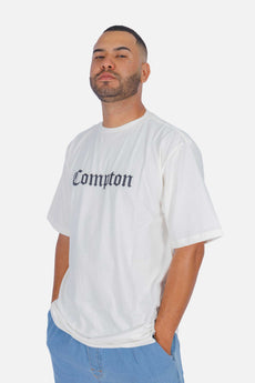 Modelo vestindo a peça: Camiseta Compton Oversized Classic Off White
