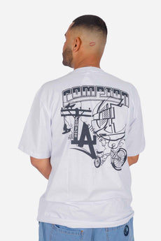 Modelo vestindo a peça: Camiseta Compton Oversized Lowbike Legacy Branco