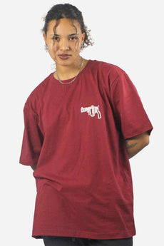 Modelo vestindo a peça: Camiseta Compton Oversized Fatal Weapon Vinho