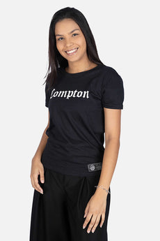 Modelo vestindo a peça: Camiseta Compton Classic Preta