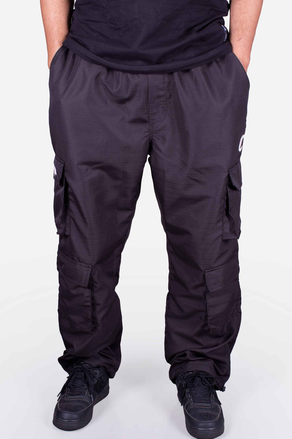 Calça Cargo Compton 8 Bolsos Elástico Ripstop Preta em modelo com 8 bolsos e caimento reto, ideal para o dia a dia.