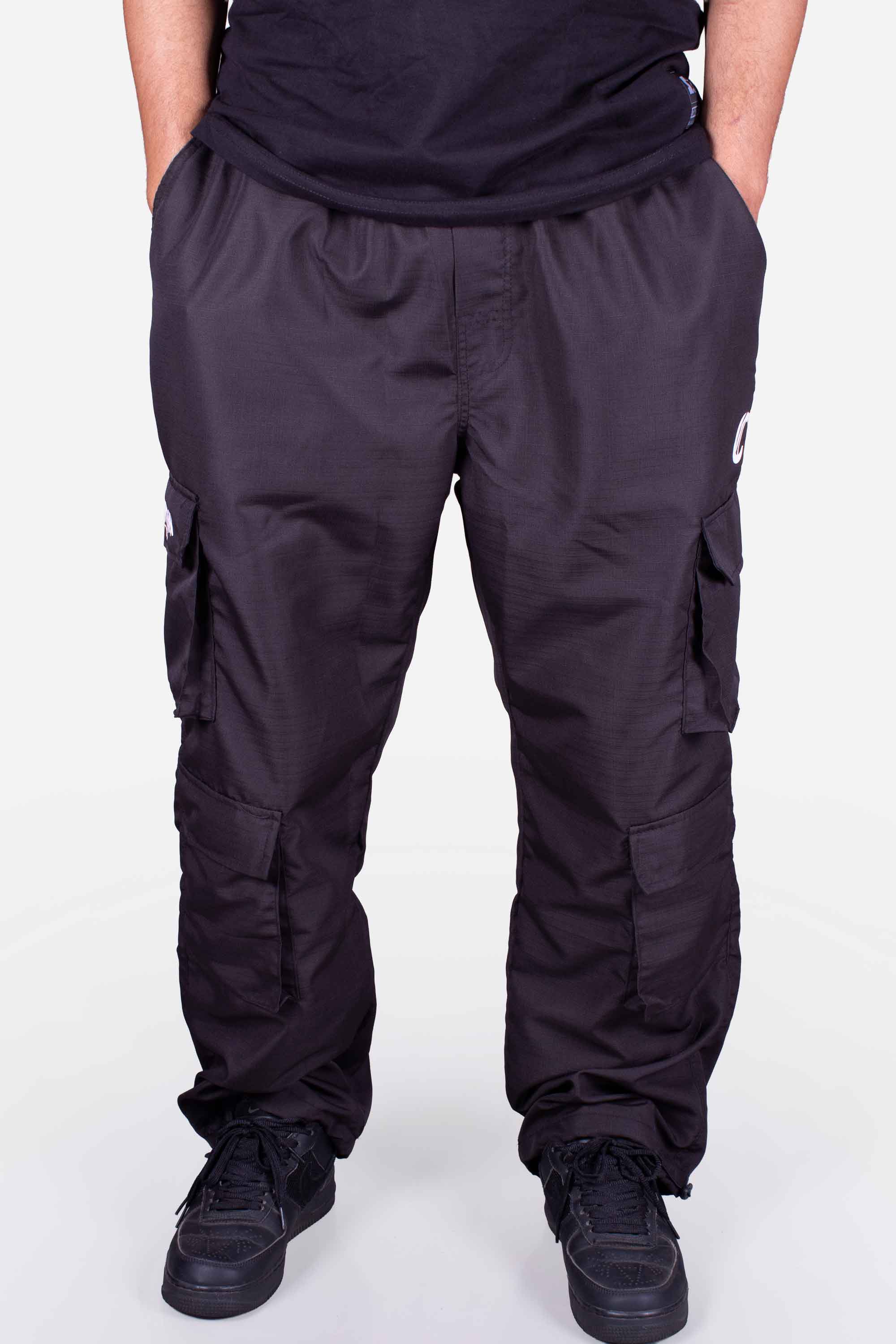 Calça Cargo Compton 8 Bolsos Elástico Ripstop Preta em modelo com 8 bolsos e caimento reto, ideal para o dia a dia.