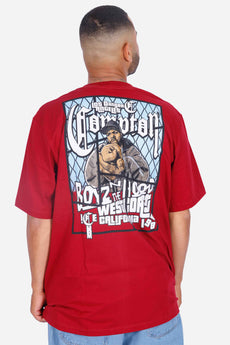Modelo vestindo a peça: Camiseta Compton Oversized Boyz'N The Hood Vinho
