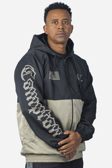 Modelo vestindo a peça: Jaqueta Compton Legacy 2 Cores Preto/Caqui